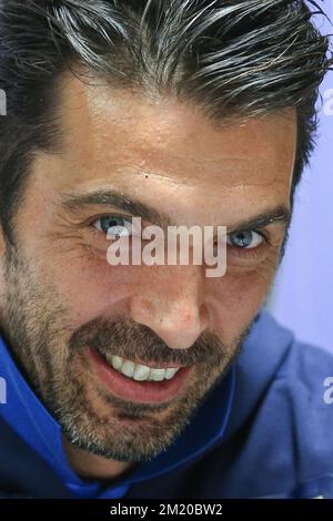 20151112 - BRUXELLES, BELGIQUE: Le gardien de but italien Gianluigi Buffon photographié lors d'une conférence de presse de l'équipe italienne de football, à Bruxelles, le jeudi 12 novembre 2015. L'équipe nationale belge de Red Devils joue à des jeux amicaux contre l'Italie demain en préparation de Euro2016. BELGA PHOTO BRUNO FAHY Banque D'Images