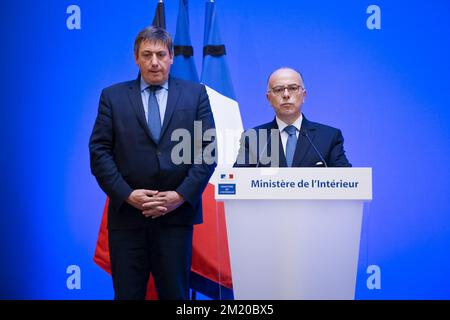 20151115 - PARIS, FRANCE: Le vice-Premier ministre et ministre de l'intérieur Jan Jambon et le ministre français de l'intérieur Bernard Cazeneuve parlent à la presse après une rencontre entre les ministres français et belges de l'intérieur pour discuter du contrôle des frontières et des mesures de sécurité dimanche 15 novembre 2015 à Paris, France. Plusieurs attentats terroristes perpétrés vendredi à Paris, en France, ont fait au moins 129 morts et 350 blessés. La plupart des gens ont été tués lors d'un concert dans la salle de concert Bataclan, les autres cibles étaient un restaurant et un match de football. Ces attaques ont été revendiquées par l'État islamique. BELGA PHOTO THOMAS PADILLA Banque D'Images