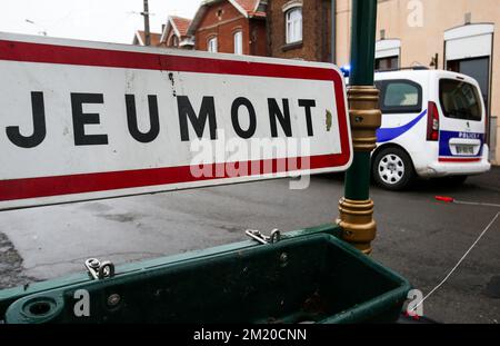 20151116 - JEUMONT, FRANCE: L'illustration montre un panneau de rue de la ville de Jeumont, France, lundi 16 novembre 2015. Ce matin, des perquisitions ont eu lieu à Jeumont en relation avec les attaques terroristes de vendredi à Paris. Plusieurs attaques terroristes à Paris, en France, ont fait au moins 129 morts et 350 blessés. Banque D'Images