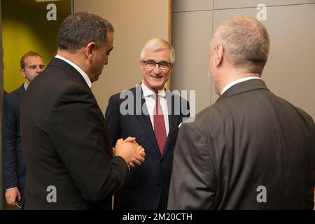 20151116 - GAND, BELGIQUE: Mohamed Achaibi, vice-président exécutif des musulmans de Belgique et ministre-président flamand Geert Bourgeois photographié lors d'une déclaration conjointe de l'équipe flamande pour le dialogue entre les différentes philosophies et religions (Vlaamse Interlevensbeschouwelijke Dialoog) et la plate-forme des imams flamands (plate-forme van Vlaamse imams) Concernant les attaques terroristes de vendredi à Paris, lundi 16 novembre 2015 à Gand. Plusieurs attaques terroristes à Paris, en France, ont fait au moins 129 morts et 350 blessés. La plupart des gens ont été tués lors d'un concert dans la salle Bataclan, l'autre t Banque D'Images