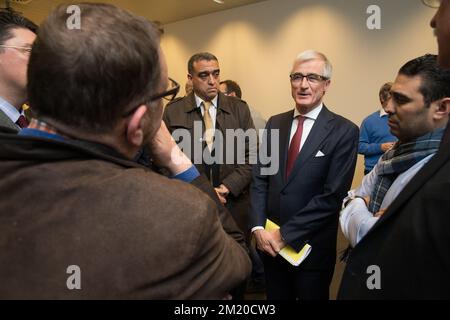 20151116 - GAND, BELGIQUE: Mohamed Achaibi, vice-président exécutif des musulmans de Belgique, le ministre-président flamand Geert Bourgeois et Imam Said Aberkan photographié lors d'une déclaration conjointe de l'équipe flamande pour le dialogue entre les différentes philosophies et religions (Vlaamse Interlevensbeschouwelijke Dialoog) et la plate-forme des imams flamands (Plate-forme Van Vlaamse imams) concernant les attaques terroristes de vendredi à Paris, lundi 16 novembre 2015 à Gand. Plusieurs attaques terroristes à Paris, en France, ont fait au moins 129 morts et 350 blessés. La plupart des gens ont été tués lors d'un concert dans la salle Ba Banque D'Images