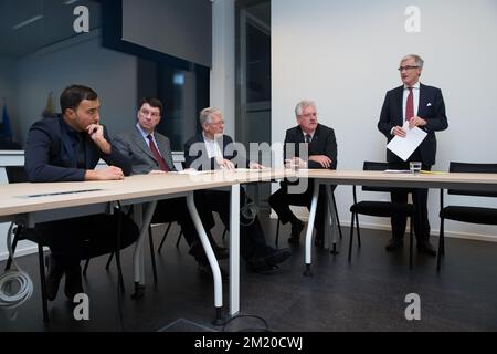 20151116 - GAND, BELGIQUE: Steven Fuite, Président du Conseil synodal de l'Eglise protestante unie de Belgique et Ministre-Président flamand Geert Bourgeois lors d'une déclaration conjointe de l'équipe flamande pour le dialogue entre les différentes philosophies et religions (Vlaamse Interlevensbeschouwelijke Dialoog) et la plate-forme des Imams flamands photographiés (Plate-forme Van Vlaamse imams) concernant les attaques terroristes de vendredi à Paris, lundi 16 novembre 2015 à Gand. Plusieurs attaques terroristes à Paris, en France, ont fait au moins 129 morts et 350 blessés. La plupart des gens ont été tués lors d'un concert sur place Banque D'Images