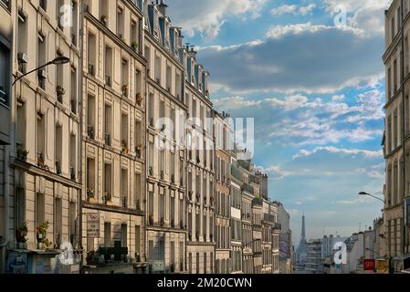 Vue sud-est sur la rue de Belleville en direction de la Tour Eiffel depuis l'intersection de la rue des Pyrénées. Banque D'Images