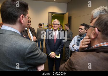 20151116 - GAND, BELGIQUE: Mohamed Achaibi, vice-président exécutif des musulmans de Belgique, le ministre-président flamand Geert Bourgeois et Imam Said Aberkan photographié lors d'une déclaration conjointe de l'équipe flamande pour le dialogue entre les différentes philosophies et religions (Vlaamse Interlevensbeschouwelijke Dialoog) et la plate-forme des imams flamands (Plate-forme Van Vlaamse imams) concernant les attaques terroristes de vendredi à Paris, lundi 16 novembre 2015 à Gand. Plusieurs attaques terroristes à Paris, en France, ont fait au moins 129 morts et 350 blessés. La plupart des gens ont été tués lors d'un concert dans la salle Ba Banque D'Images