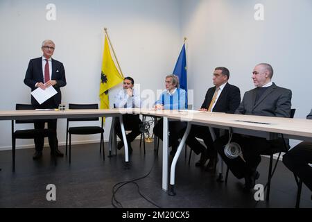 20151116 - GAND, BELGIQUE: Le Ministre-Président flamand Geert Bourgeois, Imam Said Aberkan, Sylvain Peeters, Président de 'DeMens.nu', Mohamed Achaibi, Vice-président exécutif des musulmans de Belgique et Taher toujgani photographié lors d'une déclaration conjointe de l'équipe flamande pour le dialogue entre les différentes philosophies et religions (Vlaamse Interlevensbeschouwelijke Dialoog) et de la plate-forme des imams flamands (plate-forme van Vlaamse imams) concernant les attaques terroristes de vendredi à Paris, Lundi 16 novembre 2015 à Gand. Plusieurs attaques terroristes à Paris, en France, ont fait au moins 129 morts et 350 inj Banque D'Images