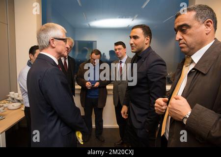 20151116 - GAND, BELGIQUE: Le Ministre-Président flamand Geert Bourgeois, Steven Fuite, Président du Conseil synodal de l'Eglise protestante unie de Belgique, Everhard van Dalen, Maurice van Stiphout, Imam Khalid Benhaddou et Mohamed Achaibi, Vice-président exécutif des musulmans de Belgique photographié lors d'une déclaration conjointe de l'équipe flamande pour le dialogue entre les différentes philosophies et religions (Vlaamse Interlevensbeschouwelijke Dialoog) et de la plate-forme des imams flamands (plate-forme van Vlaamse imams) concernant les attaques terroristes du vendredi à Paris, le lundi 16 novembre 2015 à Gand. Serveur Banque D'Images