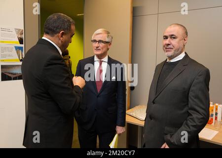 20151116 - GAND, BELGIQUE : Mohamed Achaibi, vice-président exécutif des musulmans de Belgique, le ministre-président flamand Geert Bourgeois et Taher toujgani photographiés lors d'une déclaration conjointe de l'équipe flamande pour le dialogue entre les différentes philosophies et religions (Vlaamse Interlevensbeschouwelijke Dialoog) et la plate-forme des imams flamands (plate-forme van Vlaamse) Concernant les attaques terroristes de vendredi à Paris, lundi 16 novembre 2015 à Gand. Plusieurs attaques terroristes à Paris, en France, ont fait au moins 129 morts et 350 blessés. La plupart des gens ont été tués lors d'un concert dans la salle Batac Banque D'Images