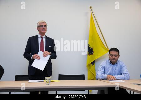 20151116 - GAND, BELGIQUE : Le ministre-président flamand Geert Bourgeois et Imam Said Aberkan photographiés lors d'une déclaration conjointe de l'équipe flamande pour le dialogue entre les différentes philosophies et religions (Vlaamse Interlevensbeschouwelijke Dialoog) et de la plate-forme des imams flamands (plate-forme van Vlaamse imams) concernant les attaques terroristes du vendredi à Paris, le lundi 16 novembre 2015 à Gand. Plusieurs attaques terroristes à Paris, en France, ont fait au moins 129 morts et 350 blessés. La plupart des gens ont été tués lors d'un concert dans la salle Bataclan, les autres cibles étaient un restaurant et un match de football. Le AT Banque D'Images