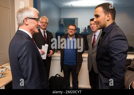 20151116 - GAND, BELGIQUE: Le Ministre-Président flamand Geert Bourgeois, Steven Fuite, Président du Conseil synodal de l'Eglise protestante unie de Belgique, Everhard van Dalen, Maurice van Stiphout et Imam Khalid Benhaddou, photographiés lors d'une déclaration conjointe de l'équipe flamande pour le dialogue entre les différentes philosophies et religions (Vlaamse Interlevensbeschouwelijke Dialoog) et la plate-forme des imams flamands (plate-forme van Vlaamse imams) concernant les attentats terroristes de vendredi à Paris, lundi 16 novembre 2015 à Gand. Plusieurs attaques terroristes à Paris, en France, ont fait au moins 129 morts Banque D'Images