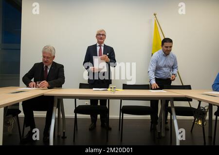 20151116 - GAND, BELGIQUE: Steven Fuite, Président du Conseil synodal de l'Eglise protestante unie de Belgique, le Ministre-Président flamand Geert Bourgeois et Imam Said Aberkan, en photo lors d'une déclaration conjointe de l'équipe flamande pour le dialogue entre les différentes philosophies et religions (Vlaamse Interlevensbeschouwelijke Dialoog) Et la plate-forme des Imams flamands (plate-forme van Vlaamse imams) concernant les attaques terroristes de vendredi à Paris, lundi 16 novembre 2015 à Gand. Plusieurs attaques terroristes à Paris, en France, ont fait au moins 129 morts et 350 blessés. La plupart des personnes ont été tuées pendant Banque D'Images