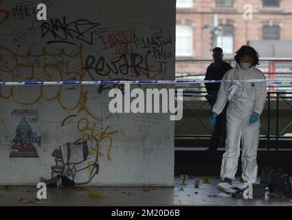 L'illustration montre la scène du crime avec l'analyse d'une preuve comme un meurtre a été commis tôt ce matin à la gare routière centrale de Namur à Namur, mercredi 18 novembre 2015. BELGA PHOTO JOHN THYS Banque D'Images