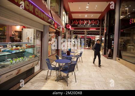 20151121 - BRUXELLES, BELGIQUE: Illustration montre une galerie marchande avec quelques magasins fermés , samedi 21 novembre 2015, à Bruxelles. Le niveau de menace a été mis à jour au niveau quatre, le maximum, dans la région de Bruxelles, et reste au niveau trois pour le reste du pays. Le centre commercial, les principales rues commerçantes, les métros et les événements publics sont fermés et annulés pour le week-end en raison de la menace terroriste de niveau quatre. BELGA PHOTO NICOLAS MATERLINCK Banque D'Images