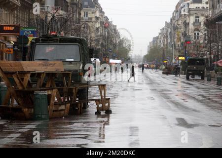 20151121 - BRUXELLES, BELGIQUE: L'illustration montre des camions militaires sur le boulevard Anspach , samedi 21 novembre 2015, à Bruxelles. Le niveau de menace a été mis à jour au niveau quatre, le maximum, dans la région de Bruxelles, et reste au niveau trois pour le reste du pays. Le centre commercial, les principales rues commerçantes, les métros et les événements publics sont fermés et annulés pour le week-end en raison de la menace terroriste de niveau quatre. BELGA PHOTO NICOLAS MATERLINCK Banque D'Images