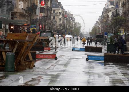 20151121 - BRUXELLES, BELGIQUE: L'illustration montre des camions militaires sur le boulevard Anspach , samedi 21 novembre 2015, à Bruxelles. Le niveau de menace a été mis à jour au niveau quatre, le maximum, dans la région de Bruxelles, et reste au niveau trois pour le reste du pays. Le centre commercial, les principales rues commerçantes, les métros et les événements publics sont fermés et annulés pour le week-end en raison de la menace terroriste de niveau quatre. BELGA PHOTO NICOLAS MATERLINCK Banque D'Images