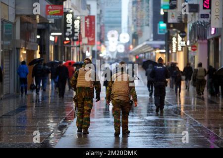 20151121 - BRUXELLES, BELGIQUE: L'illustration montre des officiers de police et militaires patrouilleurs dans la Nieuwstraat/rue Neuve , samedi 21 novembre 2015, à Bruxelles. Le niveau de menace a été mis à jour au niveau quatre, le maximum, dans la région de Bruxelles, et reste au niveau trois pour le reste du pays. Le centre commercial, les principales rues commerçantes, les métros et les événements publics sont fermés et annulés pour le week-end en raison de la menace terroriste de niveau quatre. BELGA PHOTO NICOLAS MATERLINCK Banque D'Images