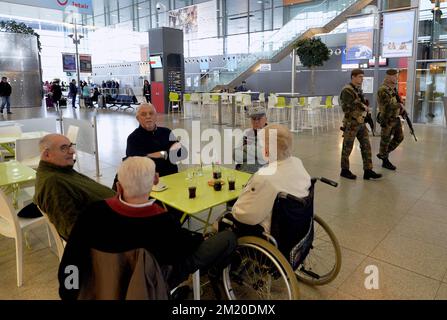 20151124 - LIEGE, BELGIQUE : l'illustration montre des soldats à l'aéroport de Liège, mardi 24 novembre 2015, à Liège. Le niveau de la menace terroriste est maintenu au niveau quatre, le maximum dans la région de Bruxelles, et au niveau trois pour le reste du pays. Le niveau de menace 4 pour Bruxelles sera maintenu jusqu'à lundi prochain. Toutes les écoles de Bruxelles et le métro restent fermés. BELGA PHOTO ERIC LALMAND Banque D'Images