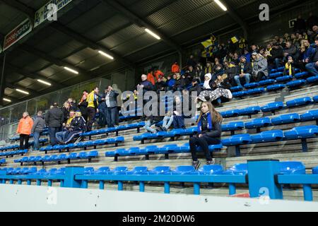 20151121 - BEVEREN-WAAS, BELGIQUE : les supporters de STVV photographiés lors du match de la Jupiler Pro League entre Waasland-Beveren et Sint-Truiden, à Beveren, samedi 21 novembre 2015, le 16th jour du championnat belge de football. BELGA PHOTO KURT DESPLENTER Banque D'Images