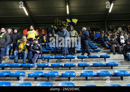 20151121 - BEVEREN-WAAS, BELGIQUE : les supporters de STVV photographiés lors du match de la Jupiler Pro League entre Waasland-Beveren et Sint-Truiden, à Beveren, samedi 21 novembre 2015, le 16th jour du championnat belge de football. BELGA PHOTO KURT DESPLENTER Banque D'Images