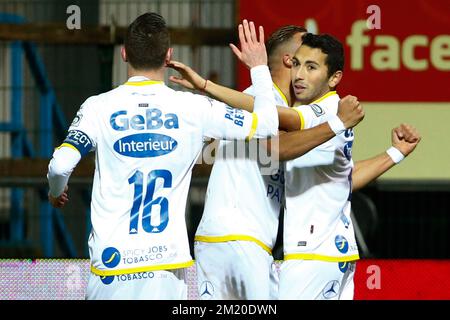 20151121 - BEVEREN-WAAS, BELGIQUE : Christian Cuevas de STVV célèbre après avoir marqué le match de la Jupiler Pro League entre Waasland-Beveren et Sint-Truiden, à Beveren, le samedi 21 novembre 2015, le 16th jour du championnat belge de football. BELGA PHOTO KURT DESPLENTER Banque D'Images