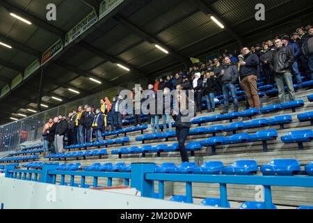 20151121 - BEVEREN-WAAS, BELGIQUE : les supporters de STVV photographiés lors du match de la Jupiler Pro League entre Waasland-Beveren et Sint-Truiden, à Beveren, samedi 21 novembre 2015, le 16th jour du championnat belge de football. BELGA PHOTO KURT DESPLENTER Banque D'Images