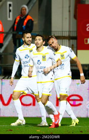 20151121 - BEVEREN-WAAS, BELGIQUE : Christian Cuevas de STVV célèbre après avoir marqué le match de la Jupiler Pro League entre Waasland-Beveren et Sint-Truiden, à Beveren, le samedi 21 novembre 2015, le 16th jour du championnat belge de football. BELGA PHOTO KURT DESPLENTER Banque D'Images