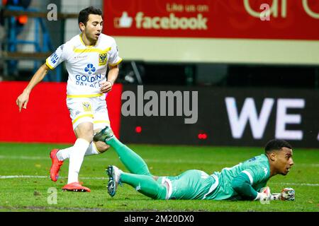 20151121 - BEVEREN-WAAS, BELGIQUE : Christian Cuevas de STVV célèbre après avoir marqué le match de la Jupiler Pro League entre Waasland-Beveren et Sint-Truiden, à Beveren, le samedi 21 novembre 2015, le 16th jour du championnat belge de football. BELGA PHOTO KURT DESPLENTER Banque D'Images