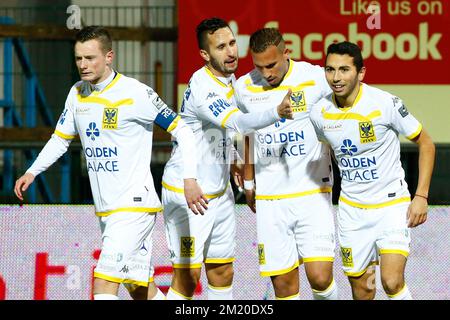 20151121 - BEVEREN-WAAS, BELGIQUE : Christian Cuevas de STVV célèbre après avoir marqué le match de la Jupiler Pro League entre Waasland-Beveren et Sint-Truiden, à Beveren, le samedi 21 novembre 2015, le 16th jour du championnat belge de football. BELGA PHOTO KURT DESPLENTER Banque D'Images