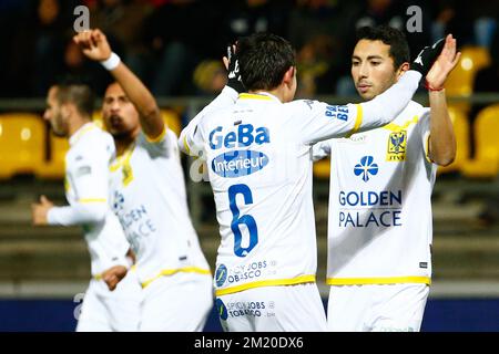 20151121 - BEVEREN-WAAS, BELGIQUE : Christian Cuevas de STVV célèbre après avoir marqué le match de la Jupiler Pro League entre Waasland-Beveren et Sint-Truiden, à Beveren, le samedi 21 novembre 2015, le 16th jour du championnat belge de football. BELGA PHOTO KURT DESPLENTER Banque D'Images