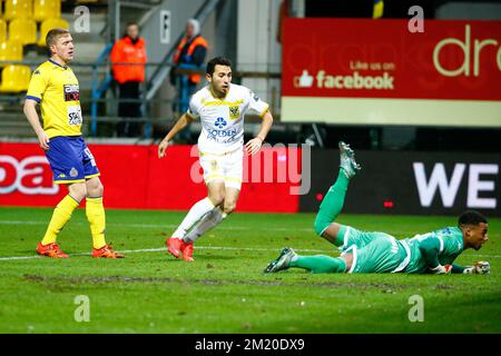 20151121 - BEVEREN-WAAS, BELGIQUE : Christian Cuevas de STVV célèbre après avoir marqué le match de la Jupiler Pro League entre Waasland-Beveren et Sint-Truiden, à Beveren, le samedi 21 novembre 2015, le 16th jour du championnat belge de football. BELGA PHOTO KURT DESPLENTER Banque D'Images