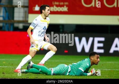 20151121 - BEVEREN-WAAS, BELGIQUE : Christian Cuevas de STVV célèbre après avoir marqué le match de la Jupiler Pro League entre Waasland-Beveren et Sint-Truiden, à Beveren, le samedi 21 novembre 2015, le 16th jour du championnat belge de football. BELGA PHOTO KURT DESPLENTER Banque D'Images