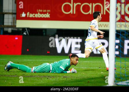 20151121 - BEVEREN-WAAS, BELGIQUE : Christian Cuevas de STVV célèbre après avoir marqué le match de la Jupiler Pro League entre Waasland-Beveren et Sint-Truiden, à Beveren, le samedi 21 novembre 2015, le 16th jour du championnat belge de football. BELGA PHOTO KURT DESPLENTER Banque D'Images