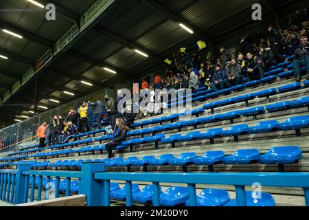 20151121 - BEVEREN-WAAS, BELGIQUE : les supporters de STVV photographiés lors du match de la Jupiler Pro League entre Waasland-Beveren et Sint-Truiden, à Beveren, samedi 21 novembre 2015, le 16th jour du championnat belge de football. BELGA PHOTO KURT DESPLENTER Banque D'Images