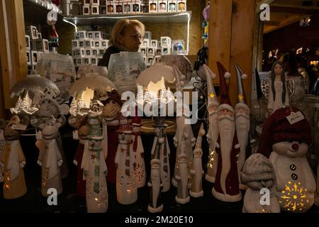 Budapest, Hongrie - 11 novembre 2022: Une variété de décorations de vacances dans un marché de noël à Budapest. Banque D'Images