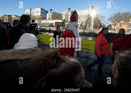 20151204 - BRUXELLES, BELGIQUE : illustration de l'arrivée de Saint-Nicolas (Saint-Nicolas en français et Sinterklaas en néerlandais) au port de Bruxelles, vendredi 04 décembre 2015. Saint-Nicolas est une tradition, surtout célébrée aux pays-Bas et en Belgique, où les enfants qui se sont bien comportés pendant l'année reçoivent des cadeaux et des bonbons le 6 décembre. BELGA PHOTO NICOLAS MATERLINCK Banque D'Images