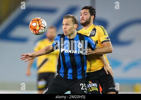 20151203 - BRUGGE, BELGIQUE: Rudy Ruud Vormer du Club et Koen Persoons de Lokeren se battent pour le ballon lors du match final de la coupe Croky 1/8 entre le Club Brugge KV et Sporting Lokeren, à Brugge, jeudi 03 décembre 2015. BELGA PHOTO BRUNO FAHY Banque D'Images