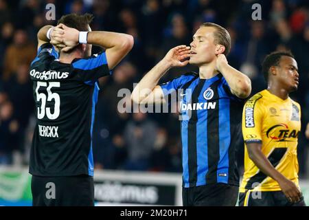 20151203 - BRUGGE, BELGIQUE: Le Tuur Dierckx du Club et Rudy Ruud Vormer du Club se battent pour le ballon lors de la coupe Croky 1/8 dernier match entre le Club Brugge KV et Sporting Lokeren, à Brugge, jeudi 03 décembre 2015. BELGA PHOTO KURT DESPLENTER Banque D'Images