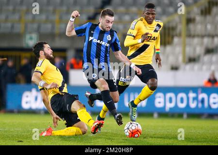 20151203 - BRUGGE, BELGIQUE: Koen Persoons de Lokeren et Tuur Dierckx du Club se battent pour le ballon lors du match final de la coupe Croky 1/8 entre le Club Brugge KV et Sporting Lokeren, à Brugge, jeudi 03 décembre 2015. BELGA PHOTO KURT DESPLENTER Banque D'Images