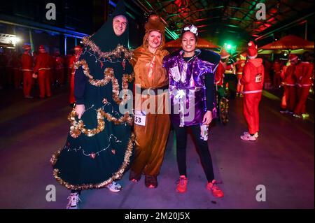 20151212 - ANVERS, BELGIQUE: Coureurs photographiés avant l'édition 9th de la course de Santa GVA, à Anvers, samedi 12 décembre 2015. BELGA PHOTO LUC CLAESSEN Banque D'Images