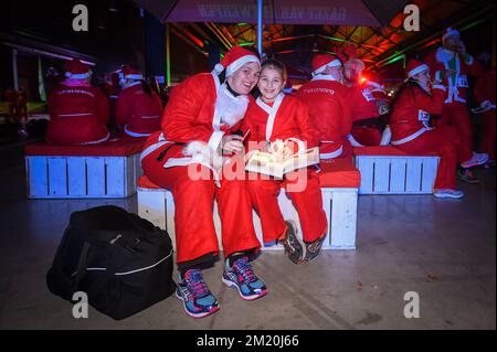 20151212 - ANVERS, BELGIQUE: Coureurs photographiés avant l'édition 9th de la course de Santa GVA, à Anvers, samedi 12 décembre 2015. BELGA PHOTO LUC CLAESSEN Banque D'Images