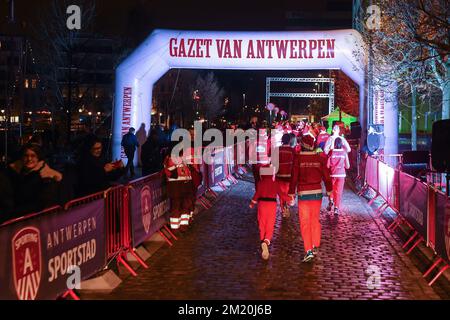 20151212 - ANVERS, BELGIQUE : les coureurs photographiés finissant l'édition 9th du GVA Santa Run, à Anvers, le samedi 12 décembre 2015. BELGA PHOTO LUC CLAESSEN Banque D'Images