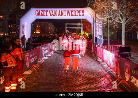 20151212 - ANVERS, BELGIQUE : les coureurs photographiés finissant l'édition 9th du GVA Santa Run, à Anvers, le samedi 12 décembre 2015. BELGA PHOTO LUC CLAESSEN Banque D'Images