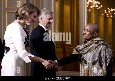 20160107 - BRUXELLES, BELGIQUE : La reine Mathilde de Belgique, le roi Philippe - Filip de Belgique et Norma Miguelina Goicochea Estenoz, ambassadeur de Cuba, photographiés lors d'une réception du nouvel an organisée par la famille royale à l'intention des chefs des missions diplomatiques en Belgique, au Palais royal de Bruxelles, le jeudi 07 janvier 2016. BELGA PHOTO DIRK WAEM Banque D'Images