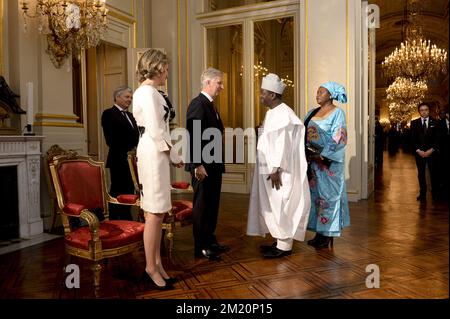 20160107 - BRUXELLES, BELGIQUE : Reine Mathilde de Belgique, Roi Philippe - Filip de Belgique, Charles Borromée, Ambassadeur du Bénin et son partenaire photographiés lors d'une réception du nouvel an organisée par la famille royale à l'intention des chefs des missions diplomatiques en Belgique, au Palais Royal à Bruxelles, le jeudi 07 janvier 2016. BELGA PHOTO DIRK WAEM Banque D'Images