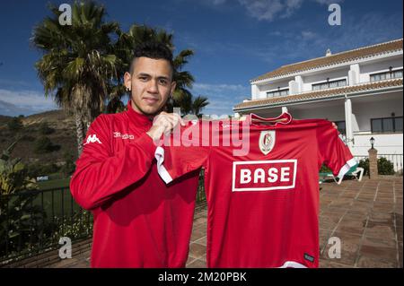 20160107 - ALHAURIN EL GRANDE, ESPAGNE: Le nouveau joueur de Standard Edmilson Junior pose pour le photographe avec sa nouvelle chemise le cinquième jour du camp d'entraînement d'hiver de l'équipe belge de football de première division Standard de Liège, à Alhaurin El Grande, Espagne, jeudi 07 janvier 2016. BELGA PHOTO NICOLAS LAMBERT Banque D'Images