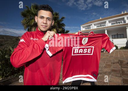 20160107 - ALHAURIN EL GRANDE, ESPAGNE: Le nouveau joueur de Standard Edmilson Junior pose pour le photographe avec sa nouvelle chemise le cinquième jour du camp d'entraînement d'hiver de l'équipe belge de football de première division Standard de Liège, à Alhaurin El Grande, Espagne, jeudi 07 janvier 2016. BELGA PHOTO NICOLAS LAMBERT Banque D'Images