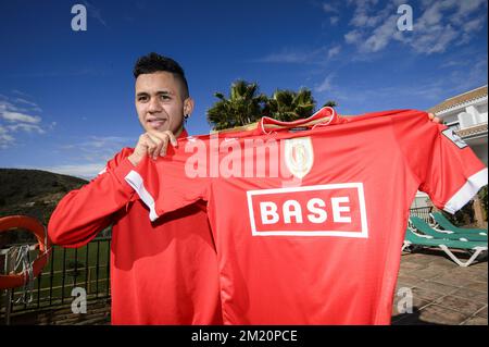 20160107 - ALHAURIN EL GRANDE, ESPAGNE: Le nouveau joueur de Standard Edmilson Junior pose pour le photographe avec sa nouvelle chemise le cinquième jour du camp d'entraînement d'hiver de l'équipe belge de football de première division Standard de Liège, à Alhaurin El Grande, Espagne, jeudi 07 janvier 2016. BELGA PHOTO NICOLAS LAMBERT Banque D'Images