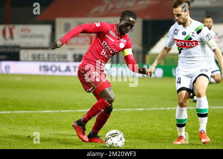 20160123 - WAREGEM, BELGIQUE : Mbaye Leye d'Essevee et Romain Reynaud d'OHL se battent pour le ballon lors du match de la Jupiler Pro League entre Zulte Waregem et OH Leuven, à Waregem, samedi 23 janvier 2016, le 23rd jour du championnat belge de football. PHOTO KURT DESPLENTER Banque D'Images