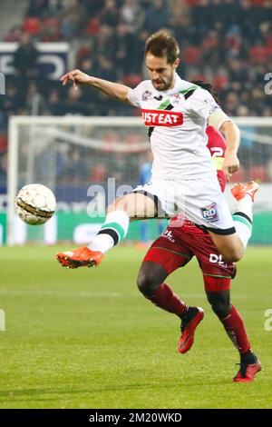 20160123 - WAREGEM, BELGIQUE : Mbaye Leye d'Essevee et Romain Reynaud d'OHL se battent pour le ballon lors du match de la Jupiler Pro League entre Zulte Waregem et OH Leuven, à Waregem, samedi 23 janvier 2016, le 23rd jour du championnat belge de football. PHOTO KURT DESPLENTER Banque D'Images