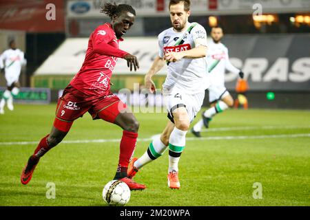 20160123 - WAREGEM, BELGIQUE : Mbaye Leye d'Essevee et Romain Reynaud d'OHL se battent pour le ballon lors du match de la Jupiler Pro League entre Zulte Waregem et OH Leuven, à Waregem, samedi 23 janvier 2016, le 23rd jour du championnat belge de football. PHOTO KURT DESPLENTER Banque D'Images