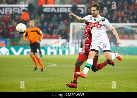 20160123 - WAREGEM, BELGIQUE : Mbaye Leye d'Essevee et Romain Reynaud d'OHL se battent pour le ballon lors du match de la Jupiler Pro League entre Zulte Waregem et OH Leuven, à Waregem, samedi 23 janvier 2016, le 23rd jour du championnat belge de football. PHOTO KURT DESPLENTER Banque D'Images